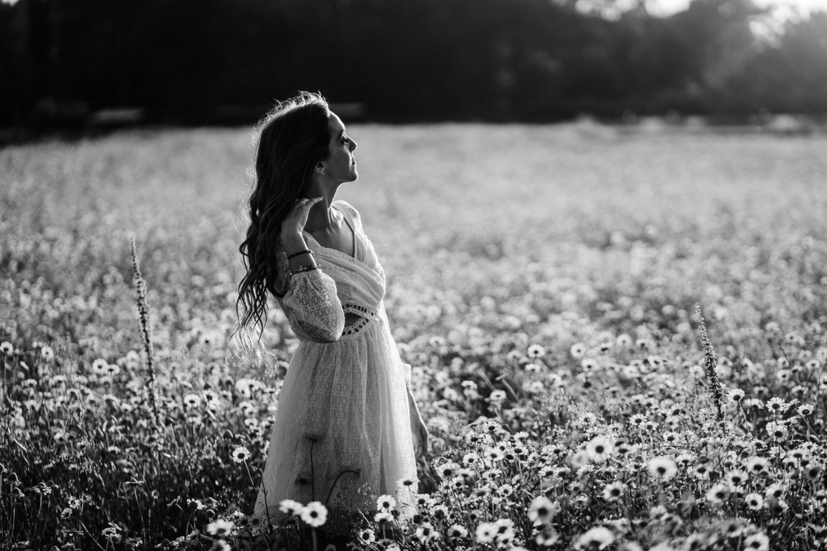 foto solteiros, foto engagement, noivos, casal abraçado em campo de flores, campo de malmequeres, casal num campo de flores amarelas, casamento, fotos noivado,
