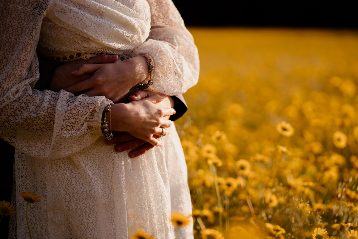 foto solteiros, foto engagement, noivos, casal abraçado em campo de flores, campo de malmequeres, casal num campo de flores amarelas, casamento, fotos noivado,