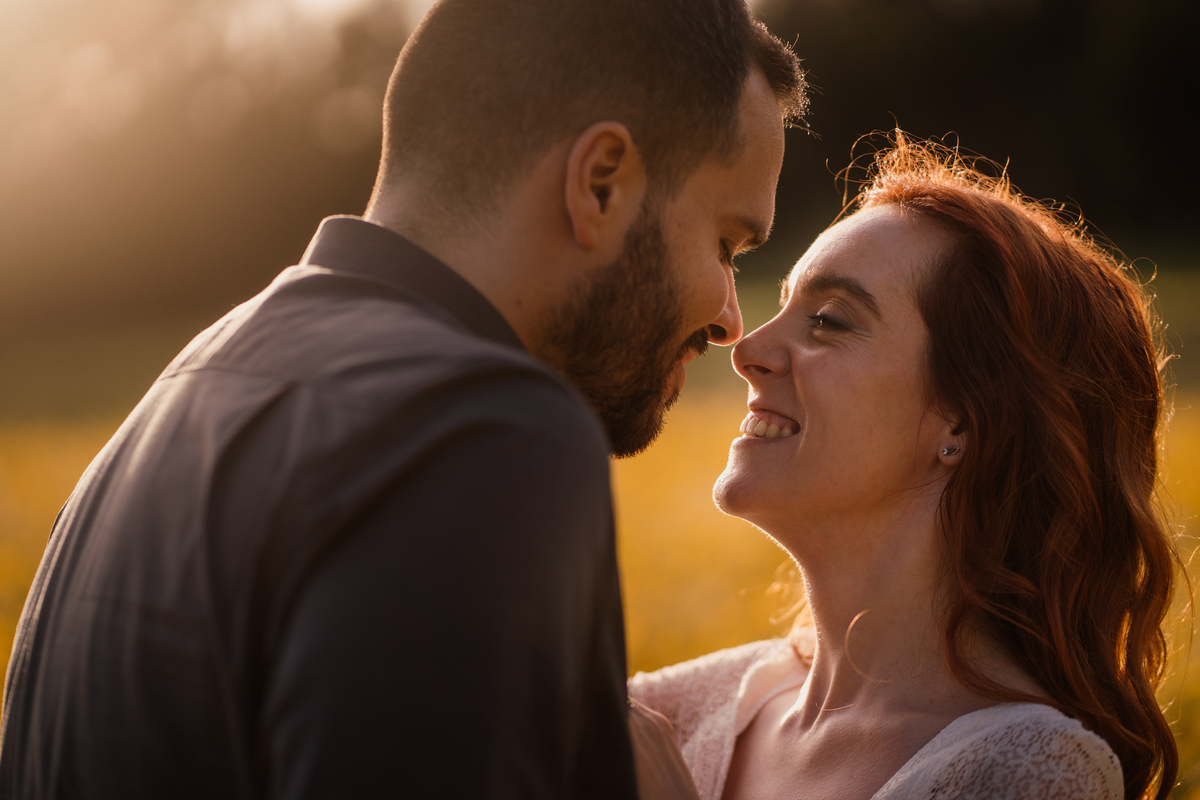 foto solteiros, foto engagement, noivos, casal abraçado em campo de flores, campo de malmequeres, casal num campo de flores amarelas, casamento, fotos noivado,