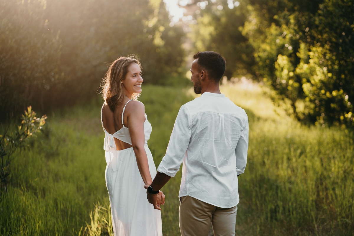 Joana e Tiago, noivos abraçados nas ervas verdes, noivos abraçados no jardim, noivos na mata de maceda.