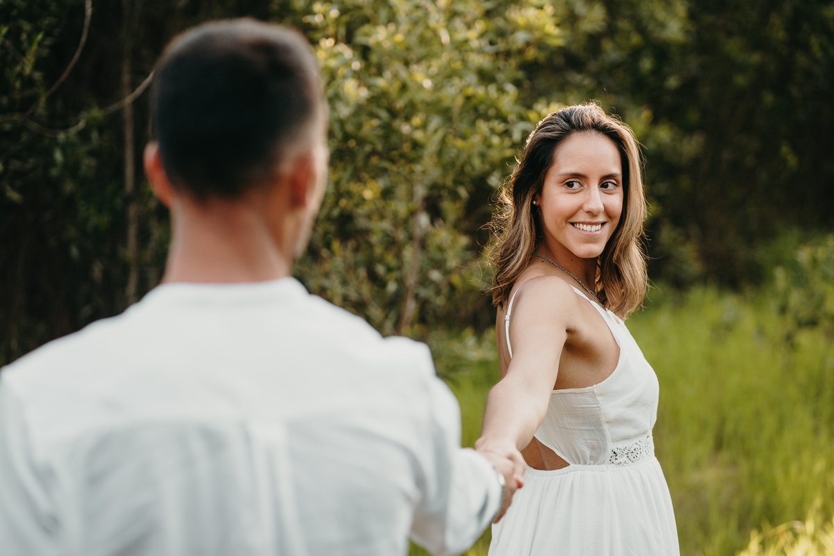 Joana e Tiago, noivos abraçados nas ervas verdes, noivos abraçados no jardim, noivos na mata de maceda.