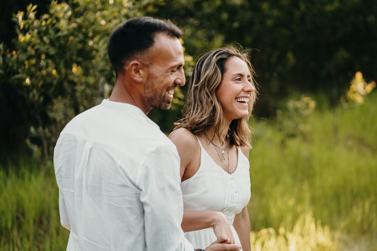 Joana e Tiago, noivos abraçados nas ervas verdes, noivos abraçados no jardim, noivos na mata de maceda.