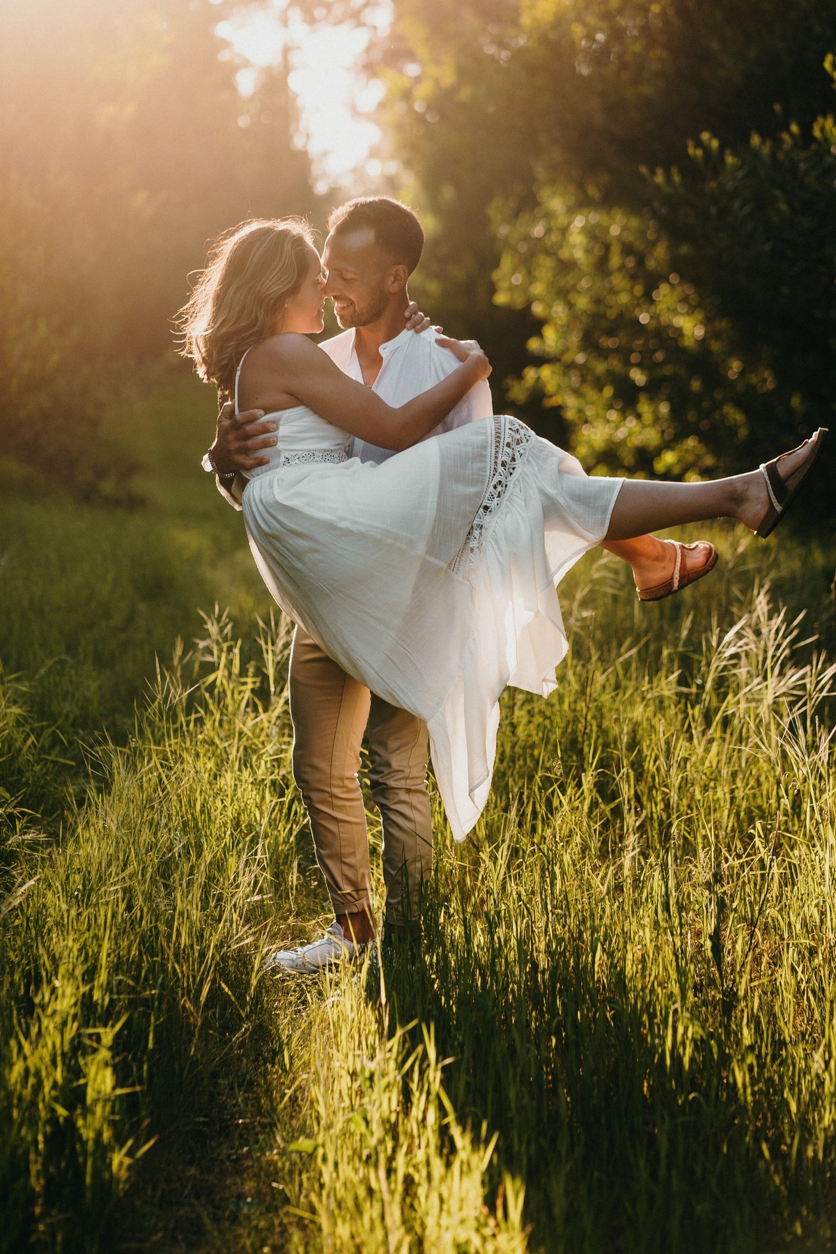 Joana e Tiago, noivos abraçados nas ervas verdes, noivos abraçados no jardim, noivos na mata de maceda com sol dourado, backlight.
