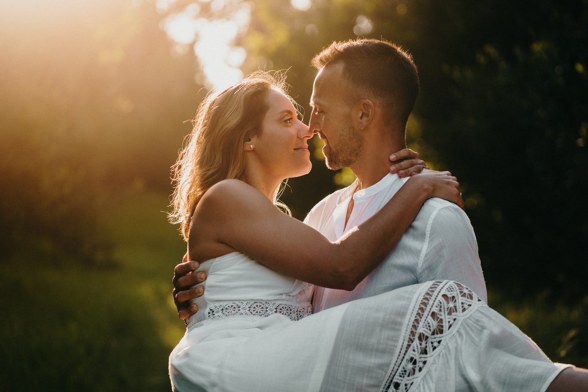 Joana e Tiago, noivos abraçados nas ervas verdes, noivos abraçados no jardim, noivos na mata de maceda, backlight.