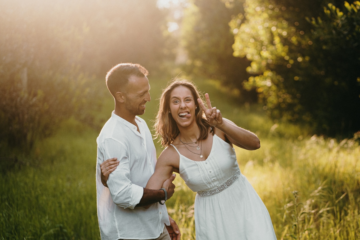 Joana e Tiago, noivos abraçados nas ervas verdes, noivos abraçados no jardim, noivos na mata de maceda, backlight.