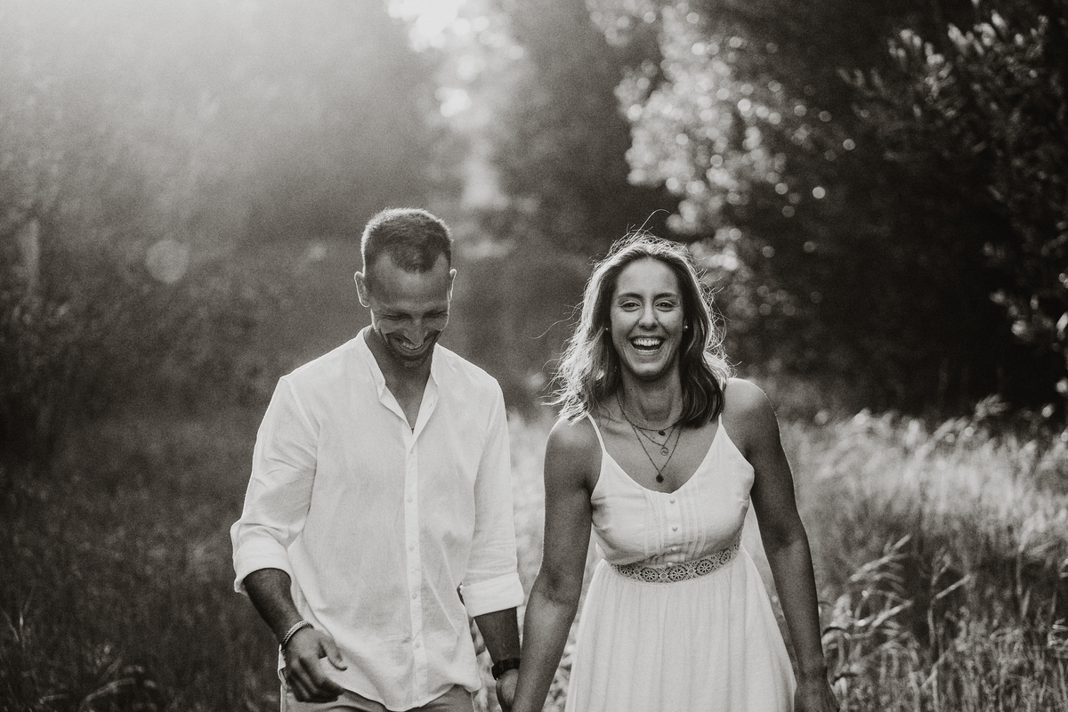 Joana e Tiago, noivos abraçados nas ervas verdes, noivos abraçados no jardim, noivos na mata de maceda.