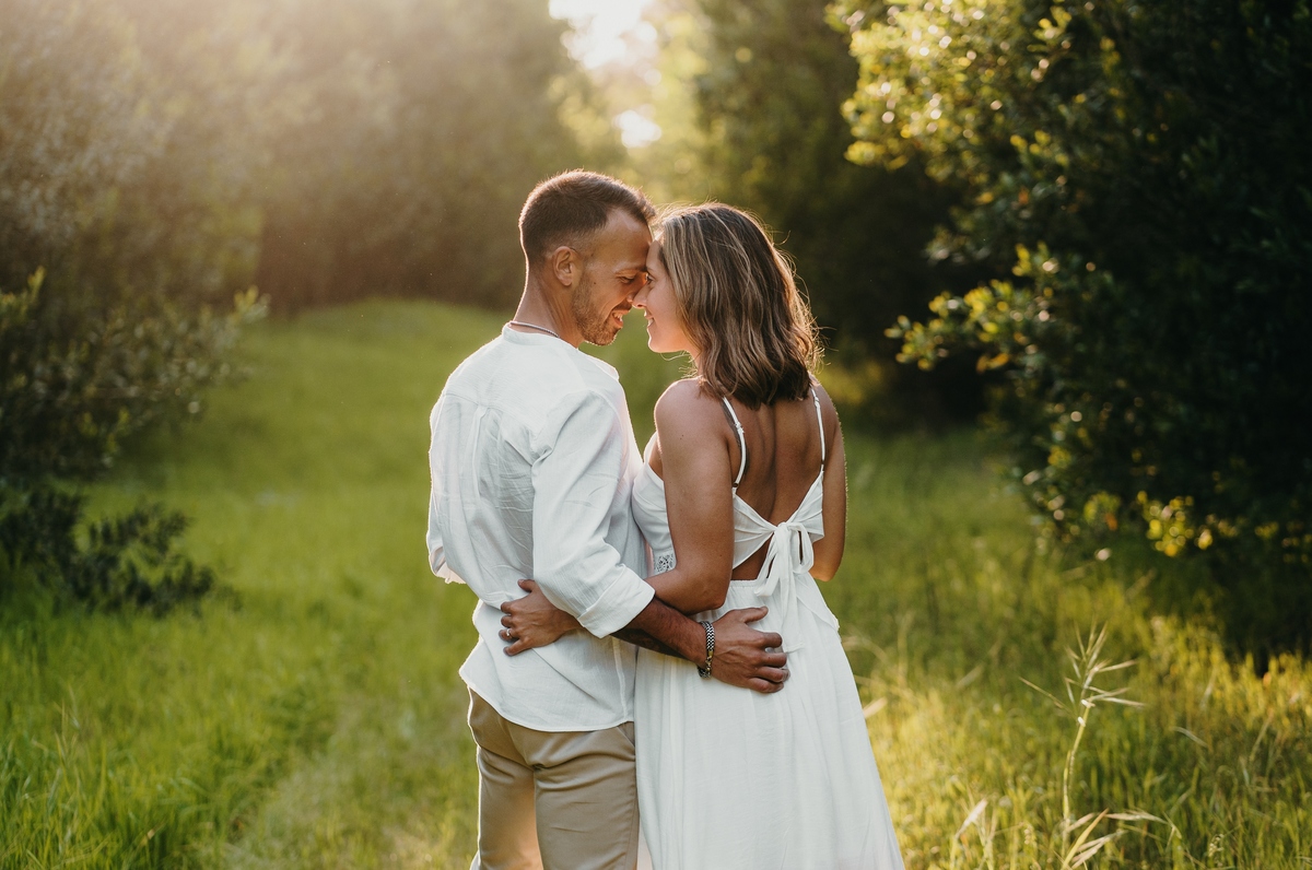 Joana e Tiago, noivos abraçados nas ervas verdes, noivos abraçados no jardim, noivos na mata de maceda, backlight.