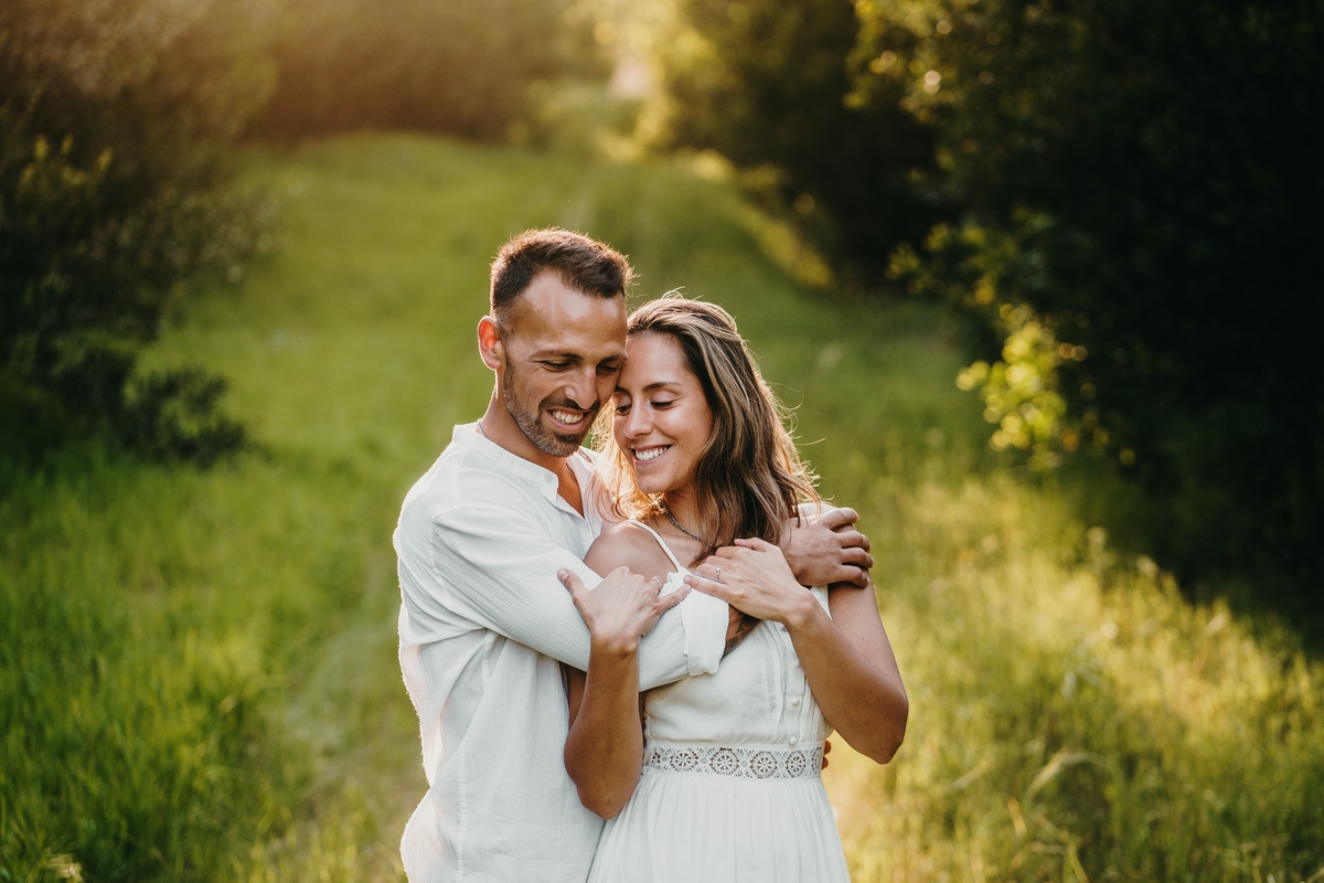 Joana e Tiago, noivos abraçados nas ervas verdes, noivos abraçados no jardim, noivos na mata de maceda com sol dourado, backlight.