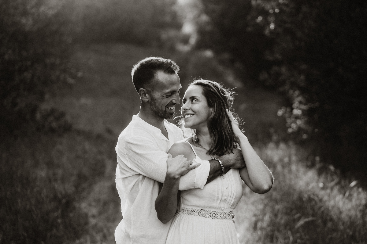 Joana e Tiago, noivos abraçados nas ervas verdes, noivos abraçados no jardim, noivos na mata de maceda, preto e branco, backlight.