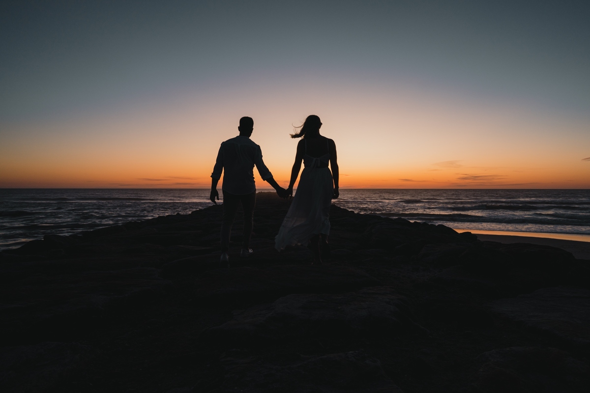 Joana e Tiago, noivos na praia de maceda ao pôr do sol, fotografia de noivado, fotografia engagement, noivos de mãos dadas na praia de maceda.