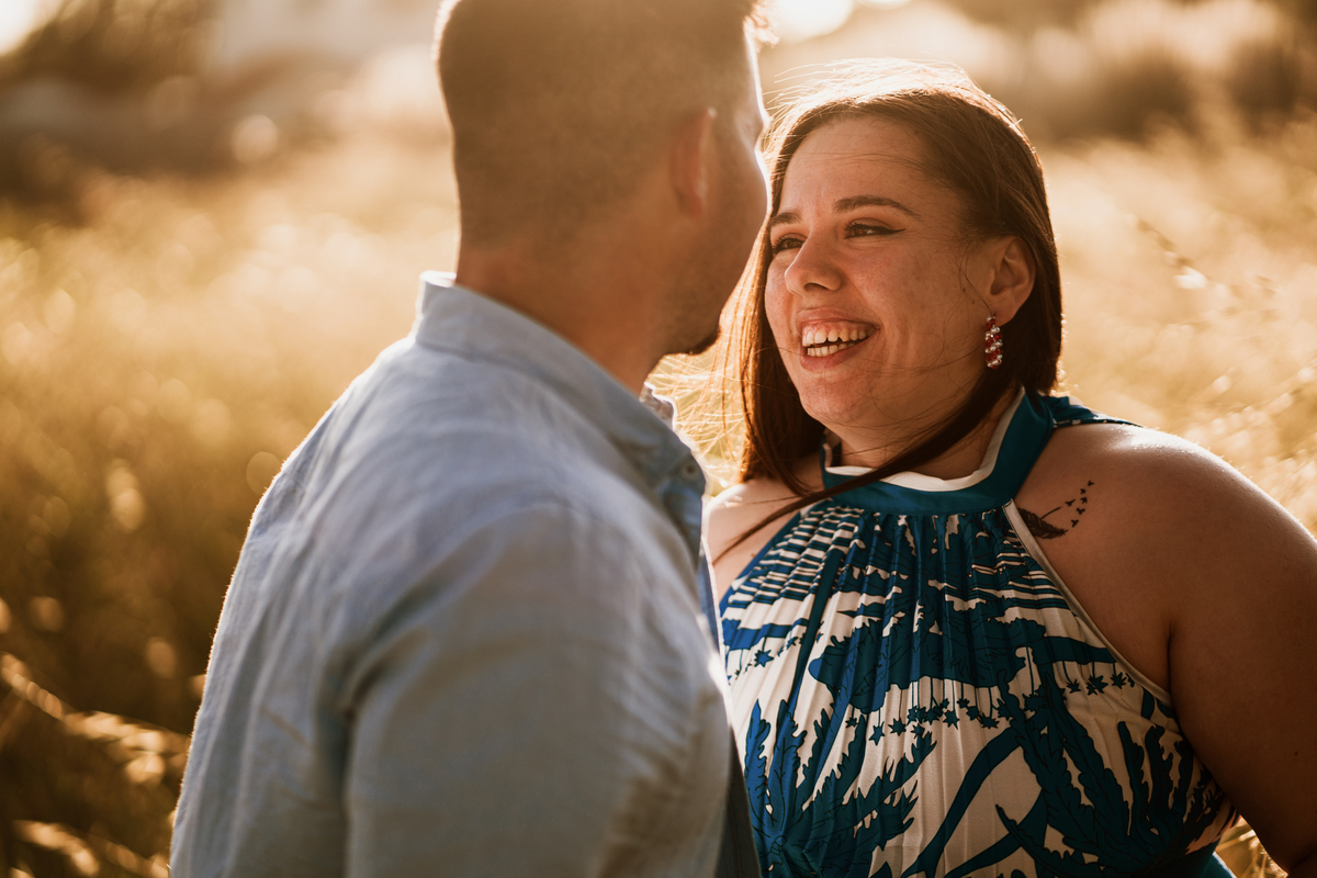 Érica e João, miramar, senhor da pedra, engagement, igreja do senhor da pedra, fotografia na praia, fotografia ao põr-do-sol, sessão fotográfica, casal abraçado ao pôr-do-sol, noiva com flor vermelha na orelha, noivos com gargalhadas, noivos descontraídos