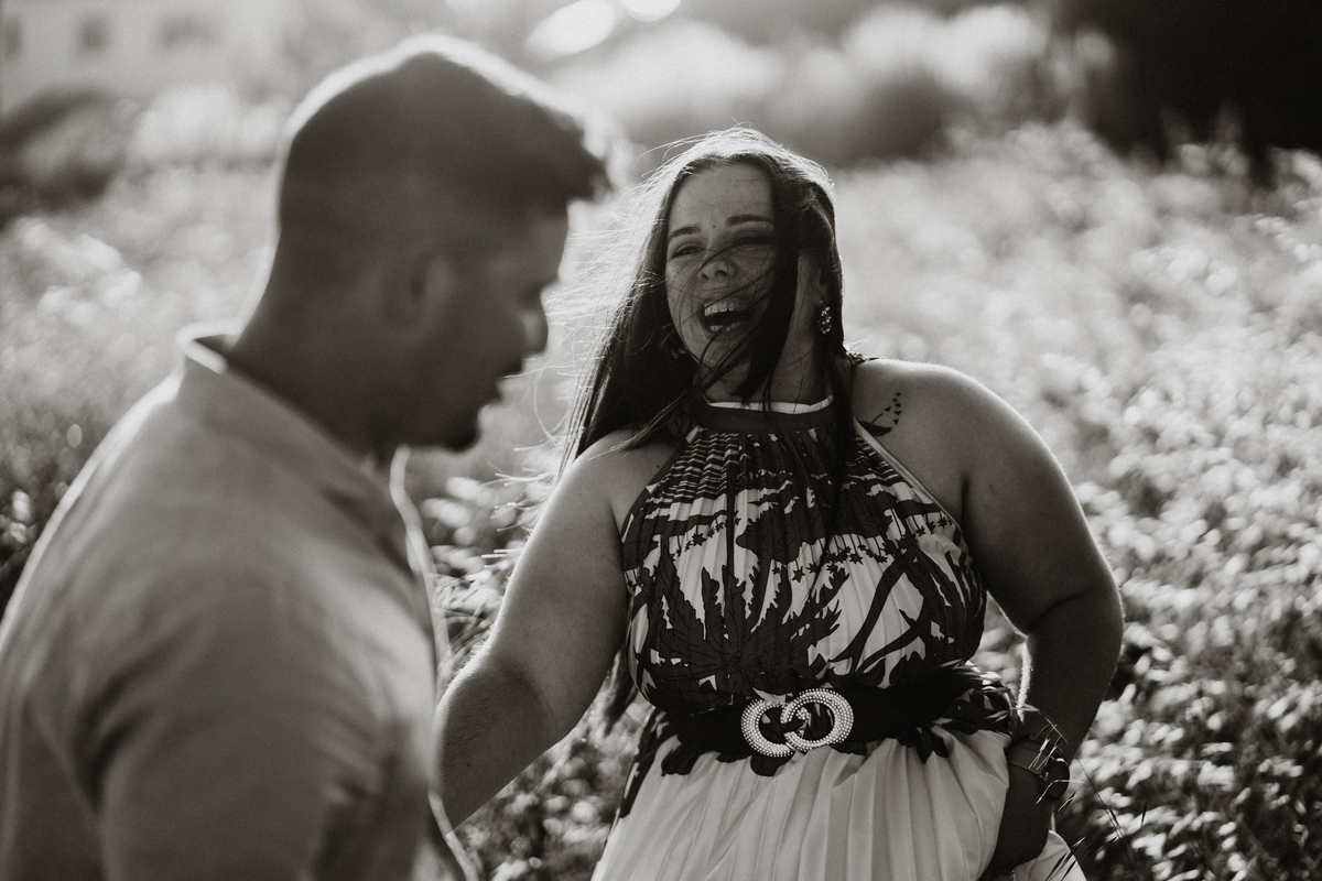 Érica e João, miramar, senhor da pedra, engagement, igreja do senhor da pedra, fotografia na praia, fotografia ao põr-do-sol, sessão fotográfica, casal abraçado ao pôr-do-sol, noiva com flor vermelha na orelha, noivos com gargalhadas, noivos descontraídos