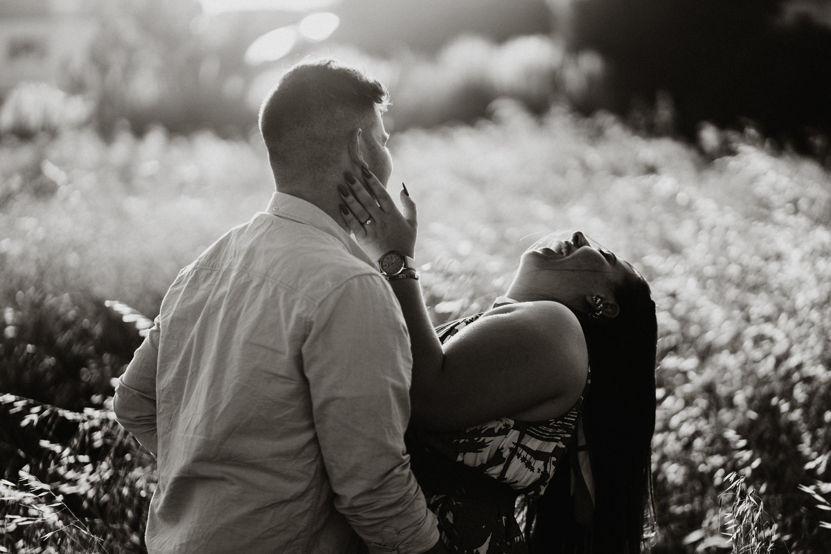 Érica e João, miramar, senhor da pedra, engagement, igreja do senhor da pedra, fotografia na praia, fotografia ao põr-do-sol, sessão fotográfica, casal abraçado ao pôr-do-sol, noiva com flor vermelha na orelha, noivos com gargalhadas, noivos descontraídos