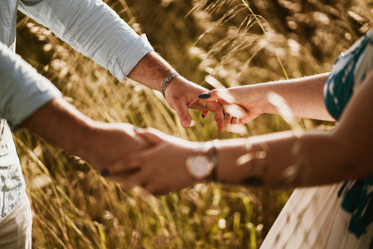 Érica e João, miramar, senhor da pedra, engagement, igreja do senhor da pedra, fotografia na praia, fotografia ao põr-do-sol, sessão fotográfica, casal abraçado ao pôr-do-sol, noiva com flor vermelha na orelha, noivos com gargalhadas, noivos descontraídos