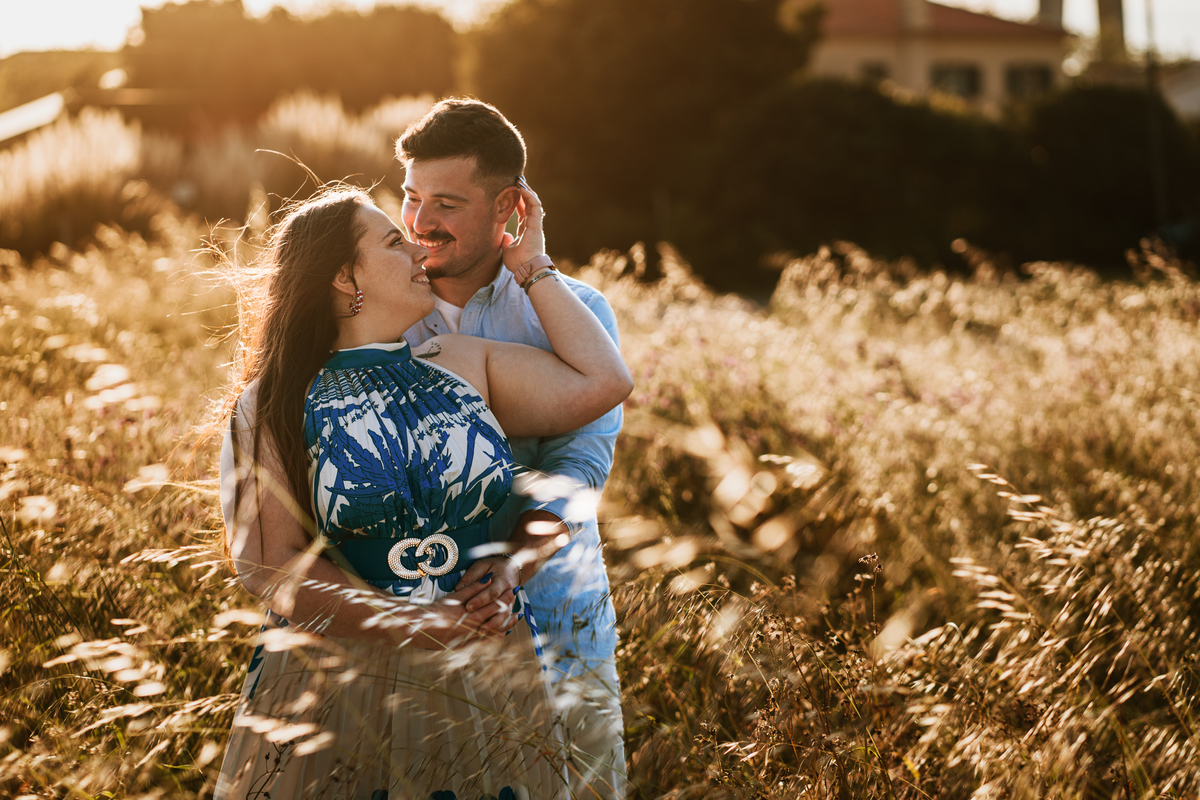 Érica e João, miramar, senhor da pedra, engagement, igreja do senhor da pedra, fotografia na praia, fotografia ao põr-do-sol, sessão fotográfica, casal abraçado ao pôr-do-sol, noiva com flor vermelha na orelha, noivos com gargalhadas, noivos descontraídos