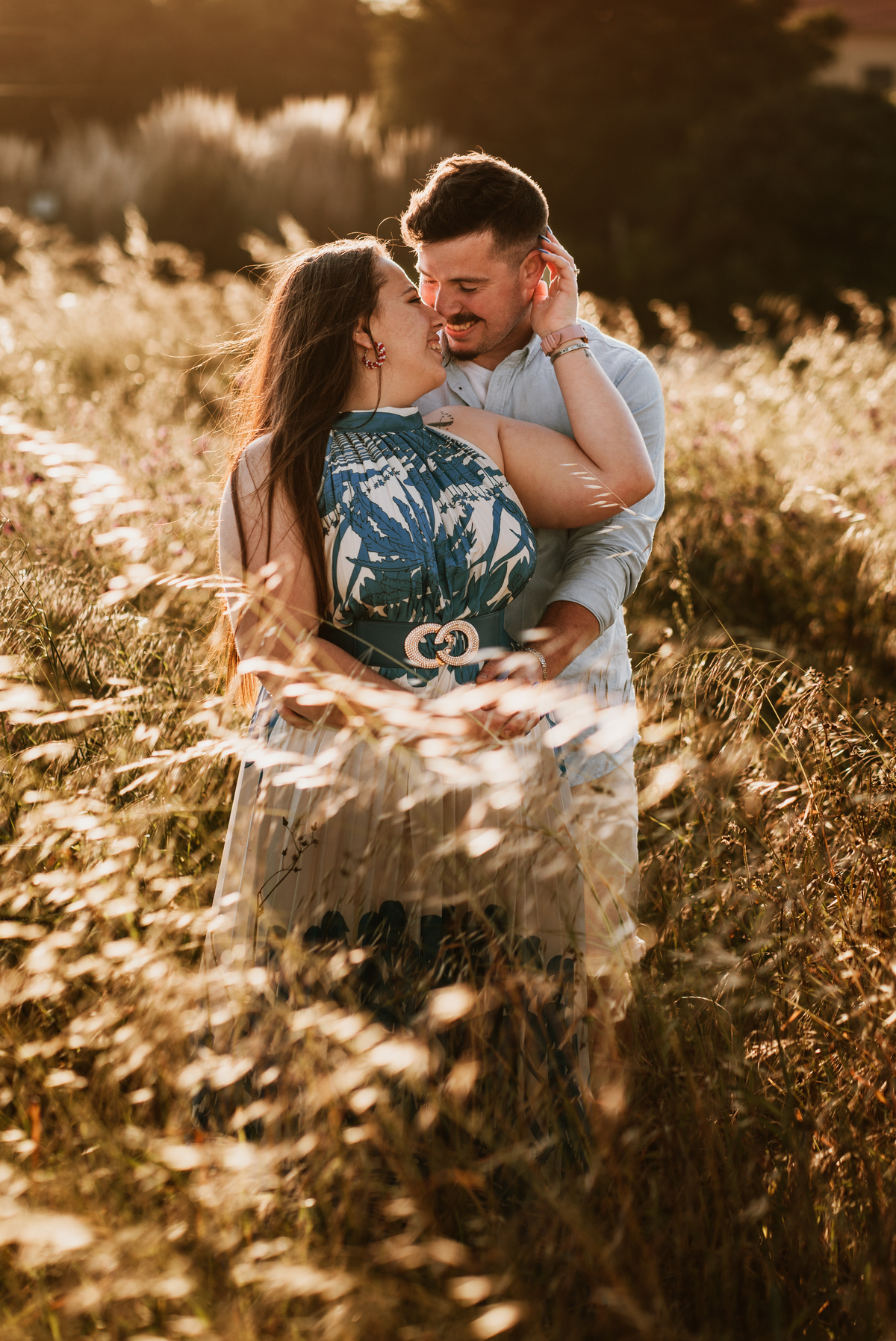 Érica e João, miramar, senhor da pedra, engagement, igreja do senhor da pedra, fotografia na praia, fotografia ao põr-do-sol, sessão fotográfica, casal abraçado ao pôr-do-sol, noiva com flor vermelha na orelha, noivos com gargalhadas, noivos descontraídos