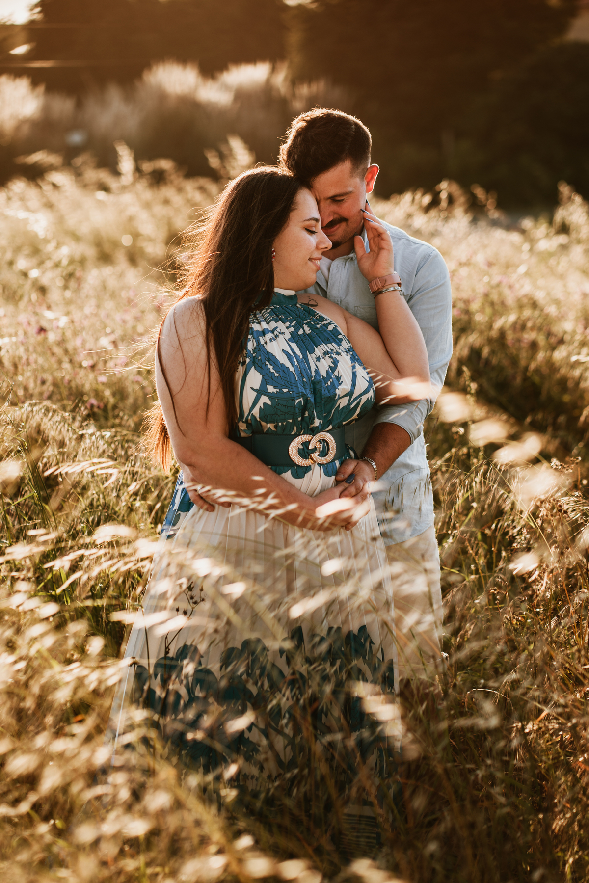 Érica e João, miramar, senhor da pedra, engagement, igreja do senhor da pedra, fotografia na praia, fotografia ao põr-do-sol, sessão fotográfica, casal abraçado ao pôr-do-sol, noiva com flor vermelha na orelha, noivos com gargalhadas, noivos descontraídos