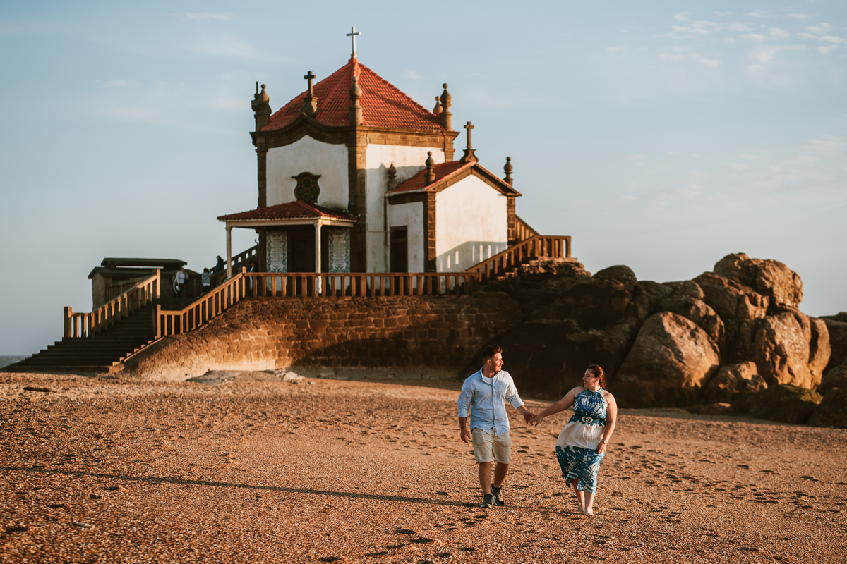 Érica e João, miramar, senhor da pedra, engagement, igreja do senhor da pedra, fotografia na praia, fotografia ao põr-do-sol, sessão fotográfica, casal abraçado ao pôr-do-sol, noiva com flor vermelha na orelha, noivos com gargalhadas, noivos descontraídos