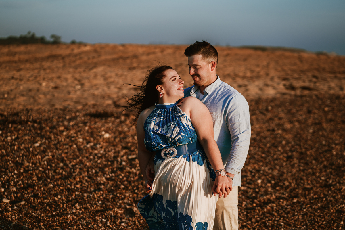 Érica e João, miramar, senhor da pedra, engagement, igreja do senhor da pedra, fotografia na praia, fotografia ao põr-do-sol, sessão fotográfica, casal abraçado ao pôr-do-sol, noiva com flor vermelha na orelha, noivos com gargalhadas, noivos descontraídos