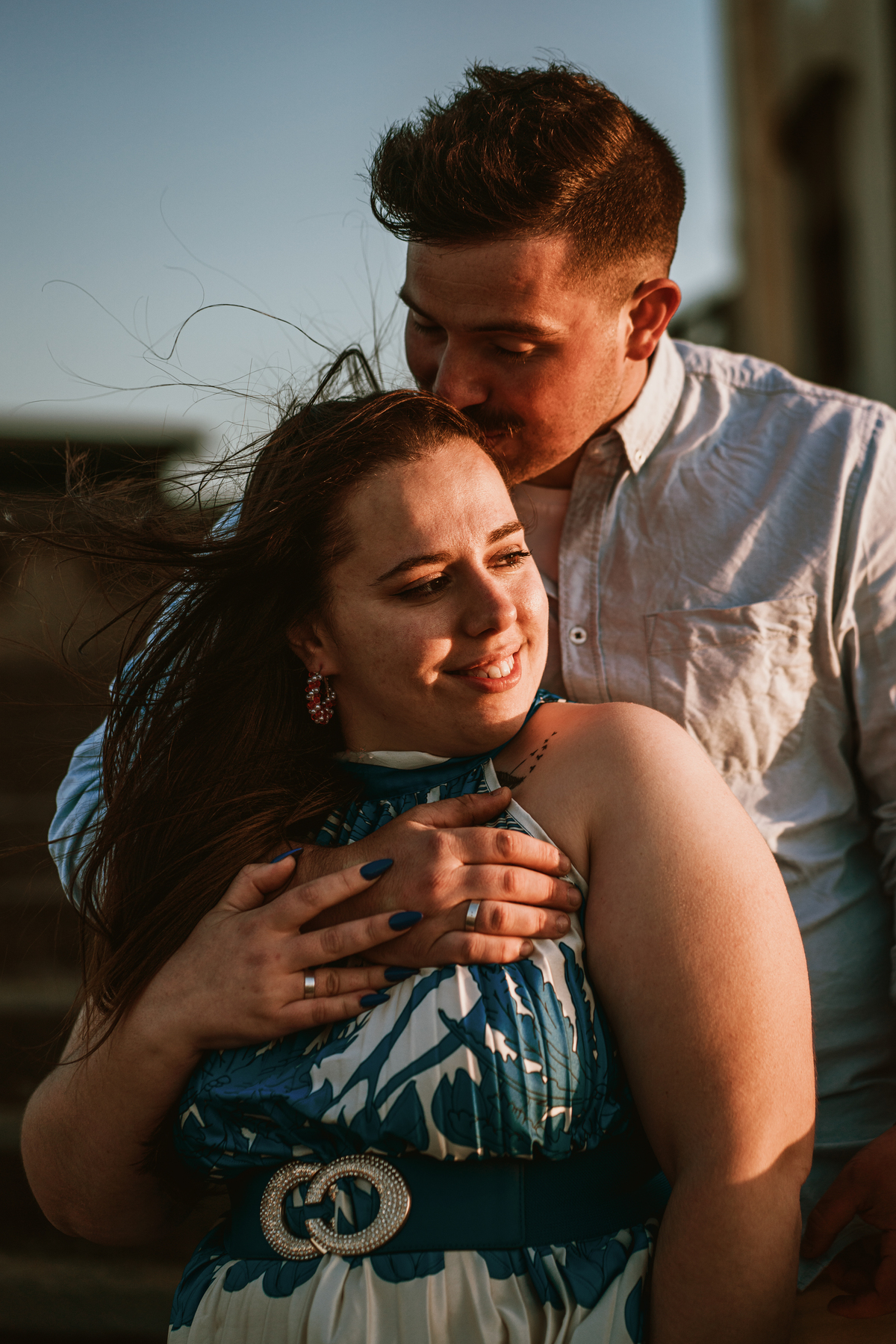 Érica e João, miramar, senhor da pedra, engagement, igreja do senhor da pedra, fotografia na praia, fotografia ao põr-do-sol, sessão fotográfica, casal abraçado ao pôr-do-sol, noiva com flor vermelha na orelha, noivos com gargalhadas, noivos descontraídos