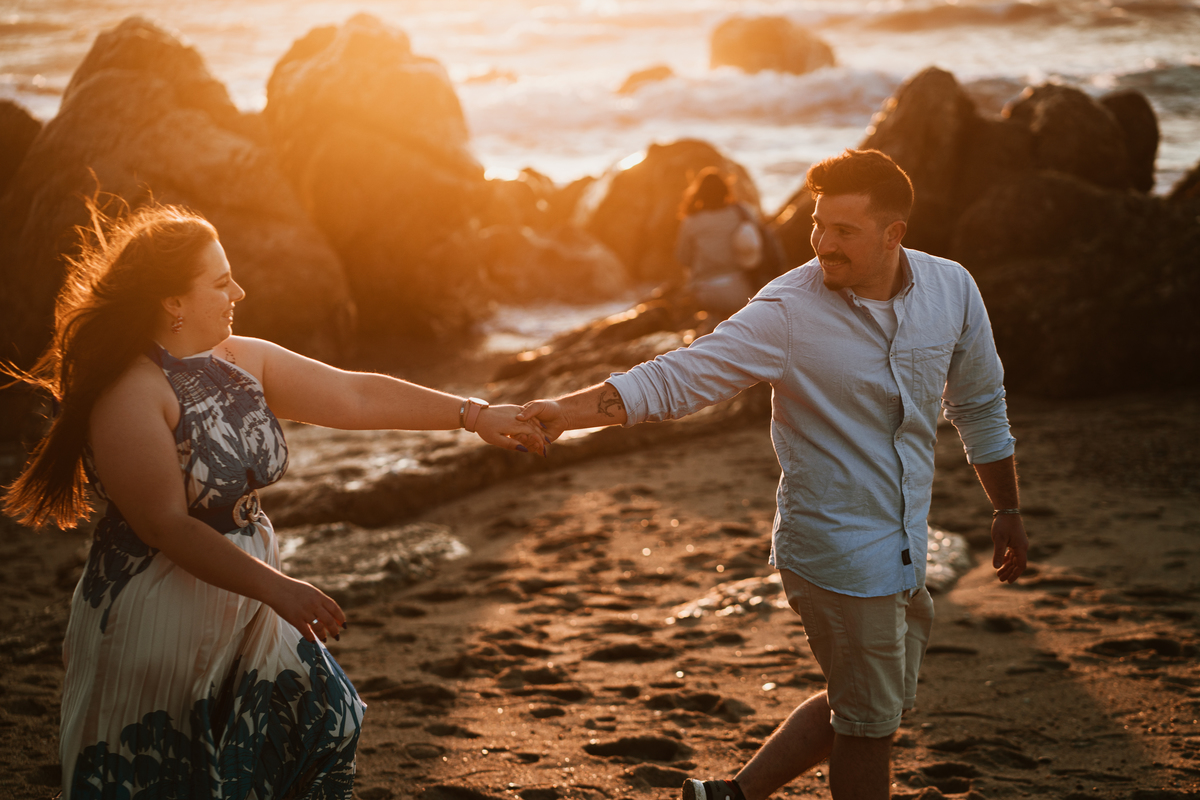 Érica e João, miramar, senhor da pedra, engagement, igreja do senhor da pedra, fotografia na praia, fotografia ao põr-do-sol, sessão fotográfica, casal abraçado ao pôr-do-sol, noiva com flor vermelha na orelha, noivos com gargalhadas, noivos descontraídos