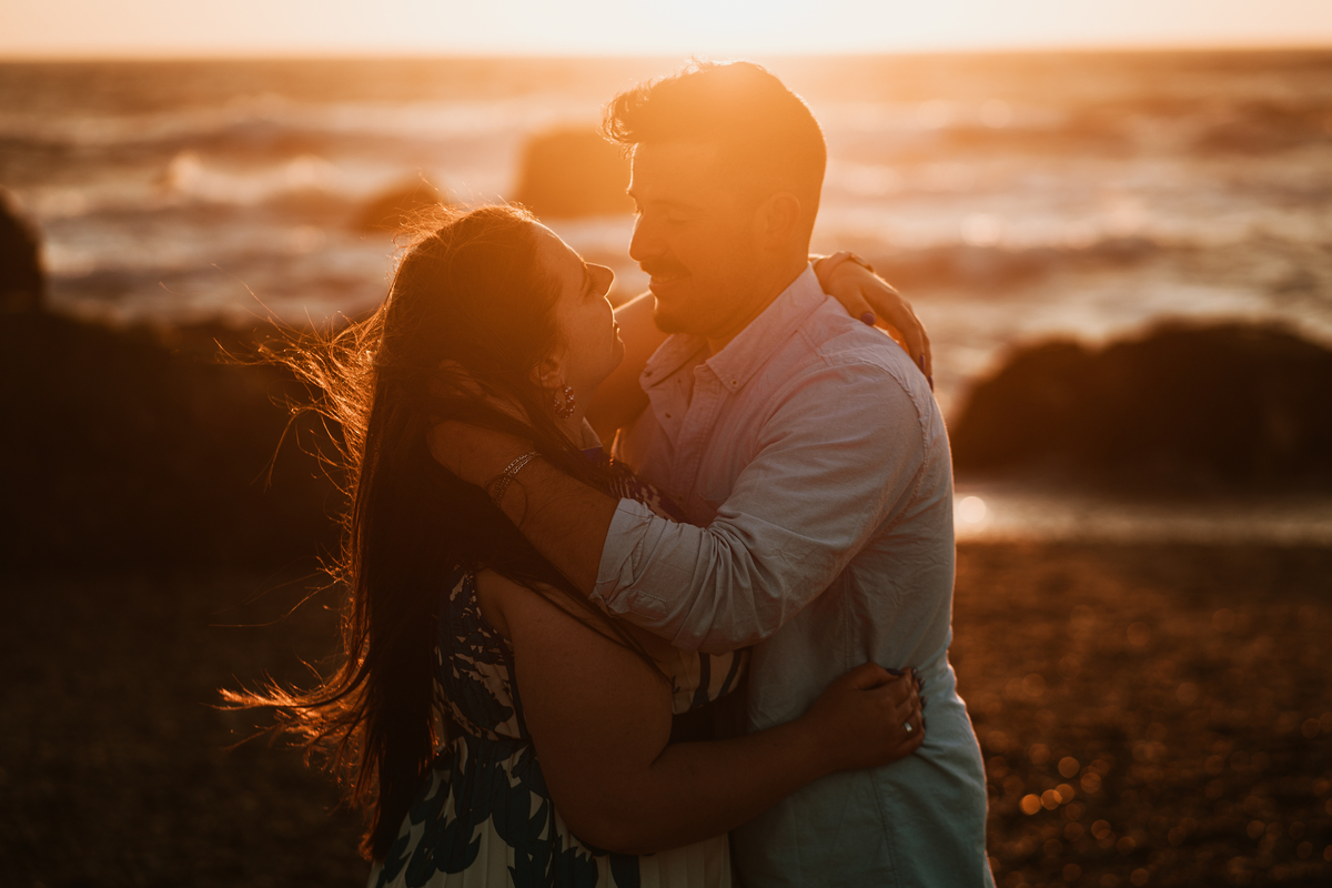 Érica e João, miramar, senhor da pedra, engagement, igreja do senhor da pedra, fotografia na praia, fotografia ao põr-do-sol, sessão fotográfica, casal abraçado ao pôr-do-sol, noiva com flor vermelha na orelha, noivos com gargalhadas, noivos descontraídos