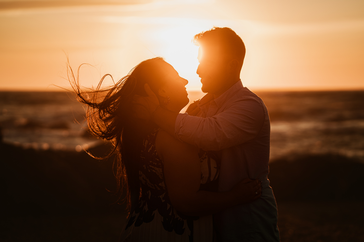 Érica e João, miramar, senhor da pedra, engagement, igreja do senhor da pedra, fotografia na praia, fotografia ao põr-do-sol, sessão fotográfica, casal abraçado ao pôr-do-sol, noiva com flor vermelha na orelha, noivos com gargalhadas, noivos descontraídos