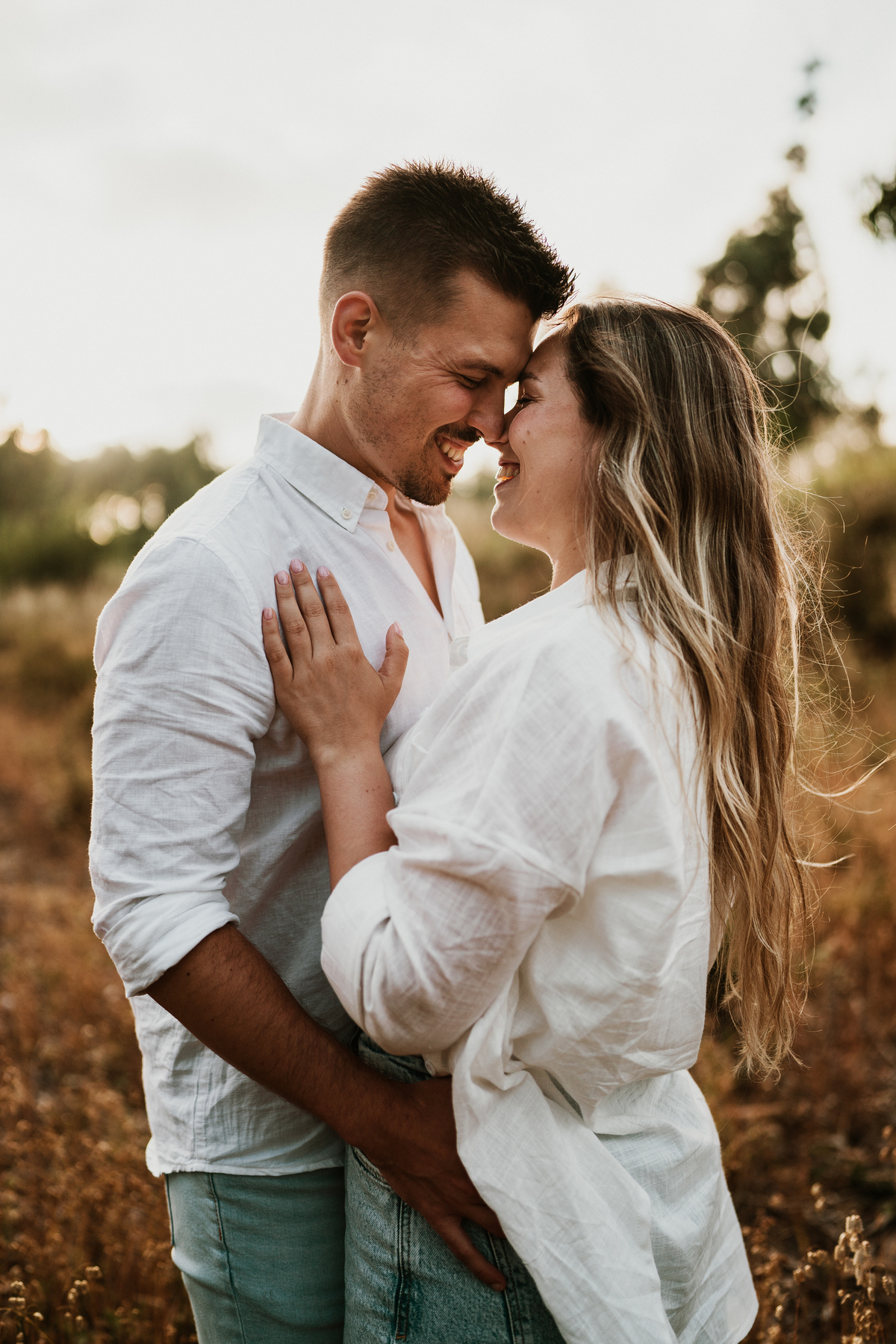 Fabiana & Carlos, sessão de noivado, engagement, elopment, noivos no mato, casal abraçado na mata de cortegaça, noivos em maceda, casal de mão dada, sessão fotografica pôr-do-sol,