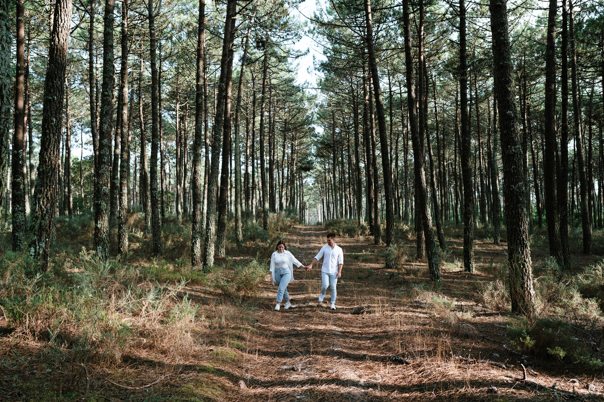 Fabiana & Carlos, sessão de noivado, engagement, elopment, noivos no mato, casal abraçado na mata de cortegaça, noivos em maceda, casal de mão dada, sessão fotografica pôr-do-sol,
