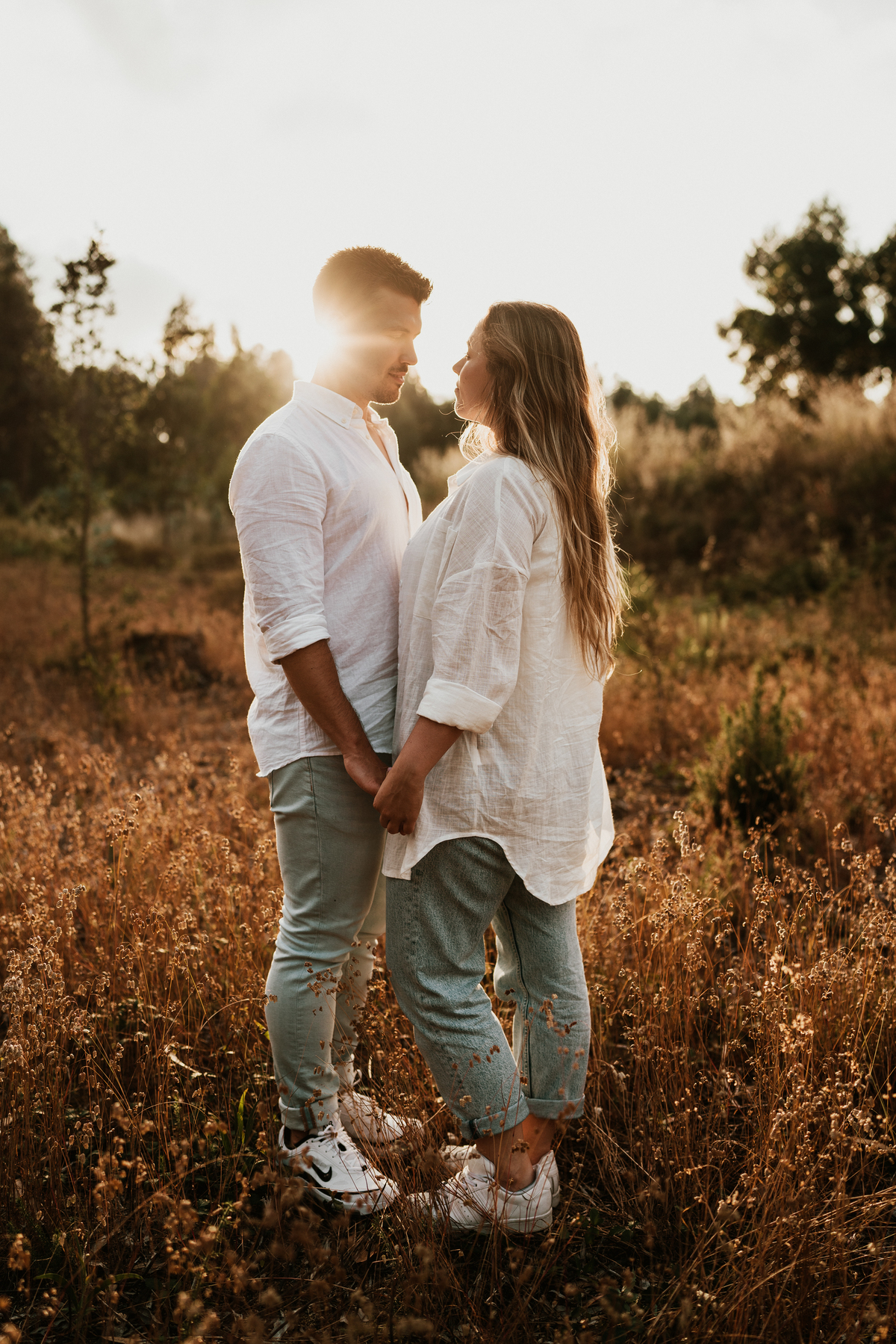 Fabiana & Carlos, sessão de noivado, engagement, elopment, noivos no mato, casal abraçado na mata de cortegaça, noivos em maceda, casal de mão dada, sessão fotografica pôr-do-sol,