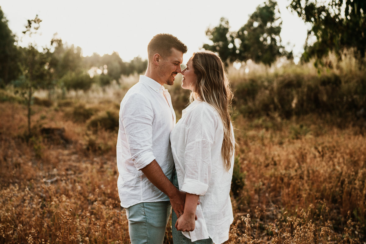 Fabiana & Carlos, sessão de noivado, engagement, elopment, noivos no mato, casal abraçado na mata de cortegaça, noivos em maceda, casal de mão dada, sessão fotografica pôr-do-sol,
