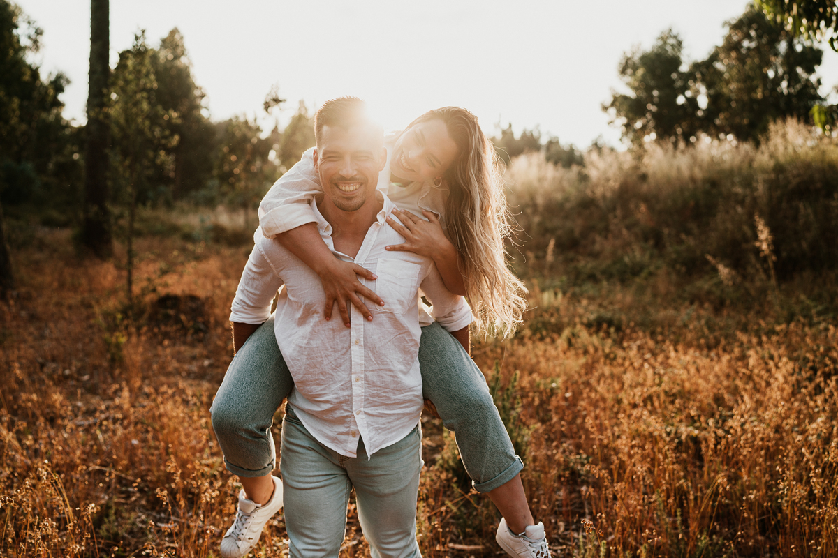 Fabiana & Carlos, sessão de noivado, engagement, elopment, noivos no mato, casal abraçado na mata de cortegaça, noivos em maceda, casal de mão dada, sessão fotografica pôr-do-sol,