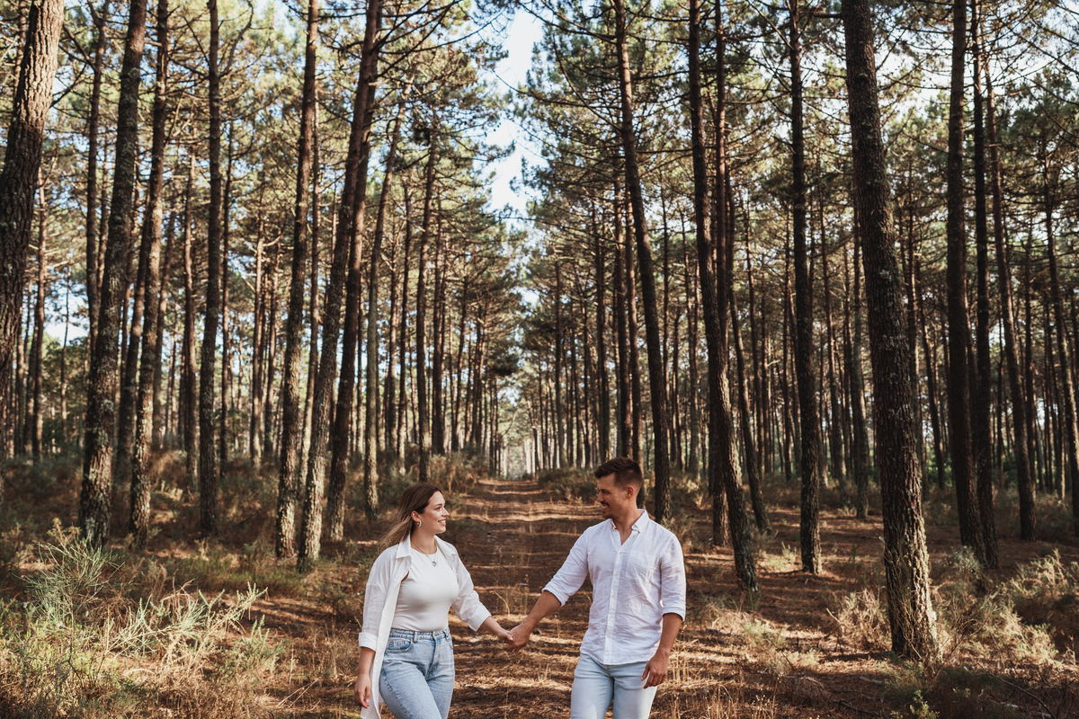 Fabiana & Carlos, sessão de noivado, engagement, elopment, noivos no mato, casal abraçado na mata de cortegaça, noivos em maceda, casal de mão dada, sessão fotografica pôr-do-sol,