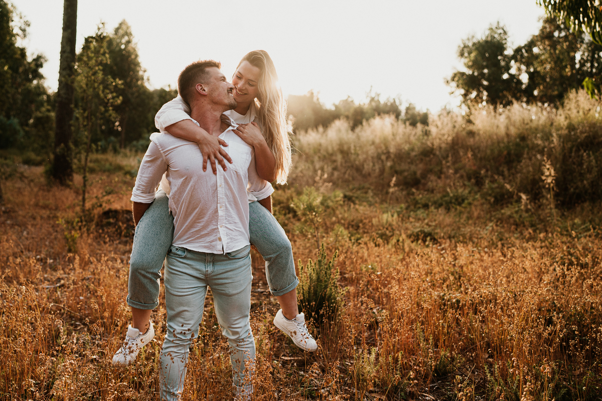 Fabiana & Carlos, sessão de noivado, engagement, elopment, noivos no mato, casal abraçado na mata de cortegaça, noivos em maceda, casal de mão dada, sessão fotografica pôr-do-sol, fotografia casamento.