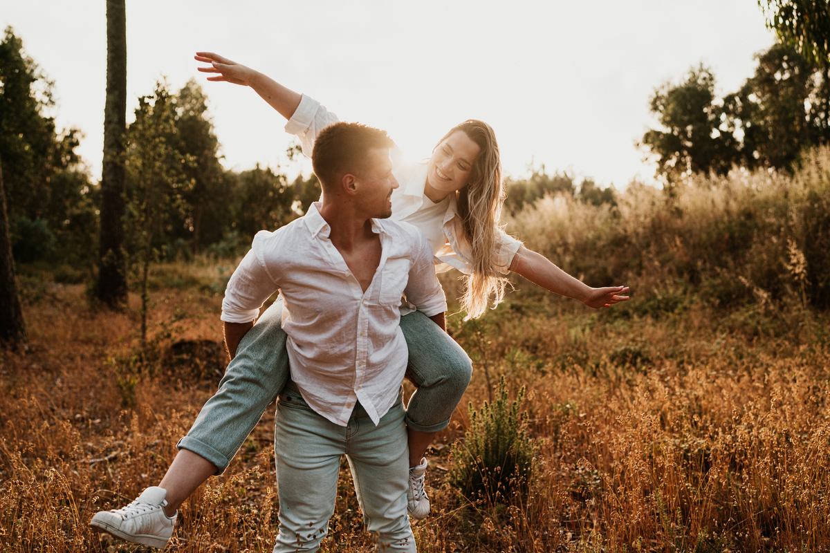 Fabiana & Carlos, sessão de noivado, engagement, elopment, noivos no mato, casal abraçado na mata de cortegaça, noivos em maceda, casal de mão dada, sessão fotografica pôr-do-sol, fotografia casamento.
