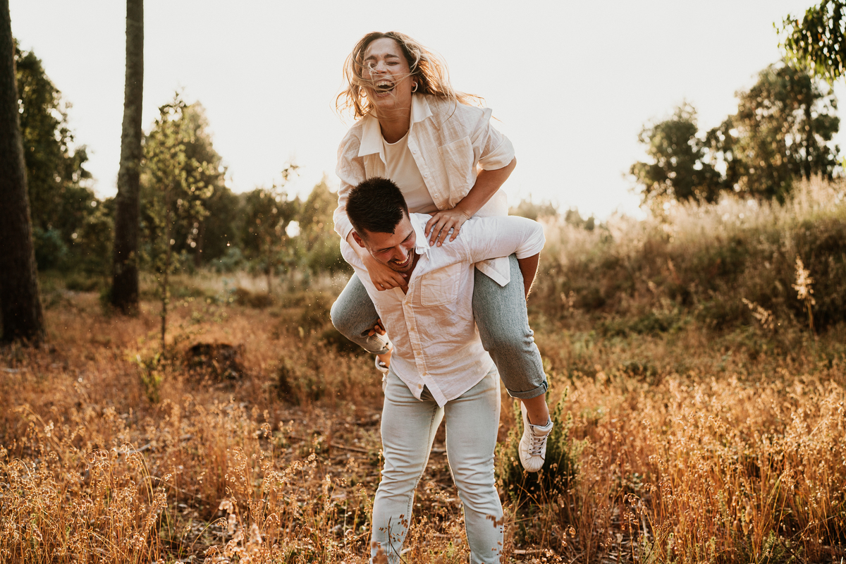 Fabiana & Carlos, sessão de noivado, engagement, elopment, noivos no mato, casal abraçado na mata de cortegaça, noivos em maceda, casal de mão dada, sessão fotografica pôr-do-sol, fotografia casamento.