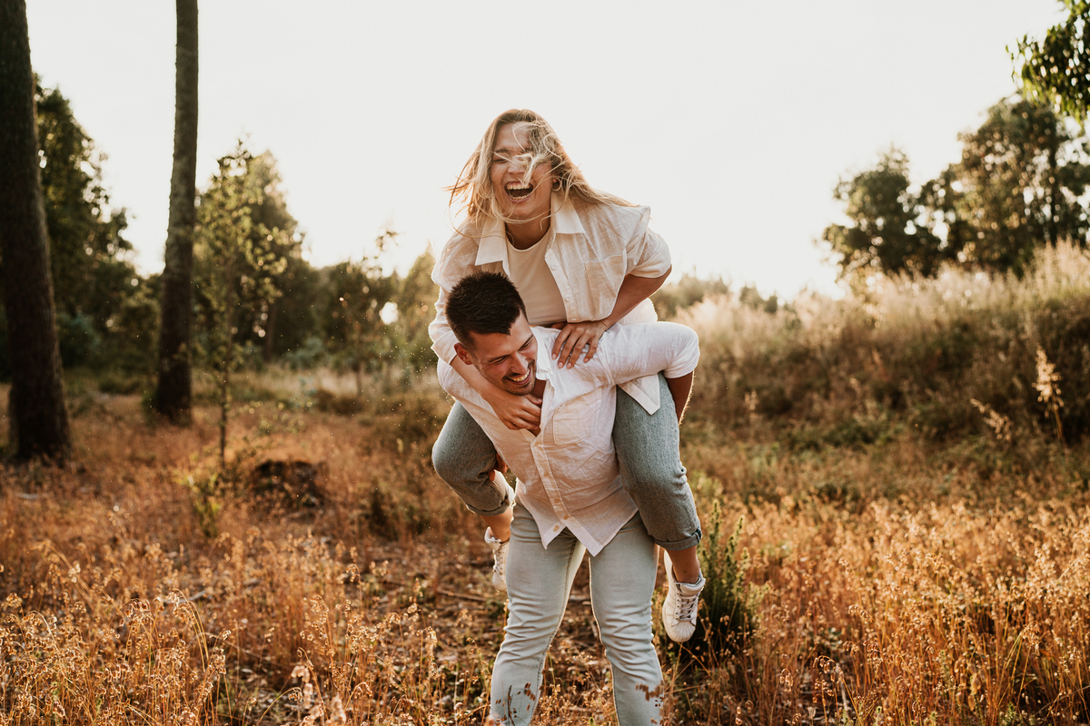 Fabiana & Carlos, sessão de noivado, engagement, elopment, noivos no mato, casal abraçado na mata de cortegaça, noivos em maceda, casal de mão dada, sessão fotografica pôr-do-sol, fotografia casamento.