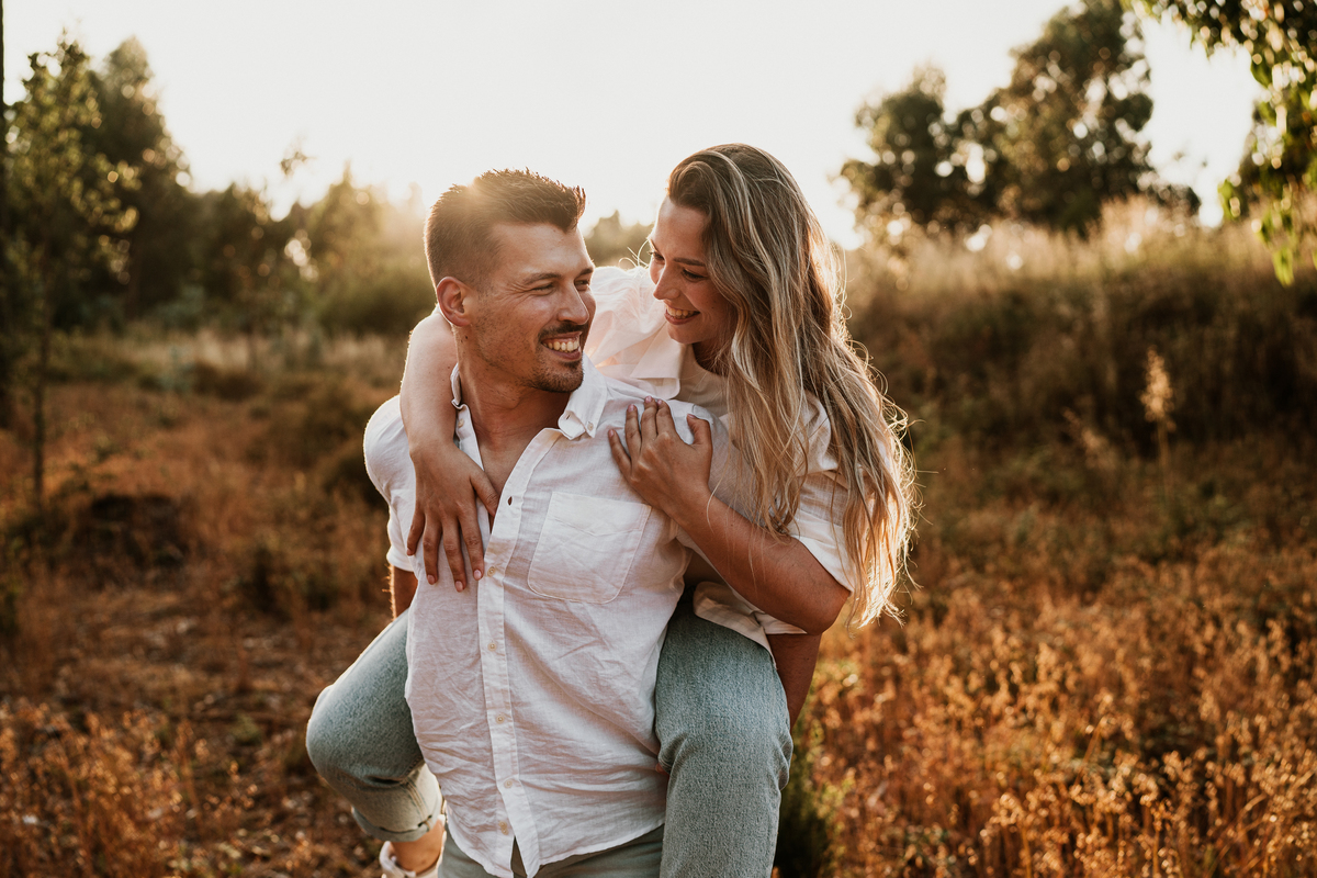 Fabiana & Carlos, sessão de noivado, engagement, elopment, noivos no mato, casal abraçado na mata de cortegaça, noivos em maceda, casal de mão dada, sessão fotografica pôr-do-sol, fotografia casamento.