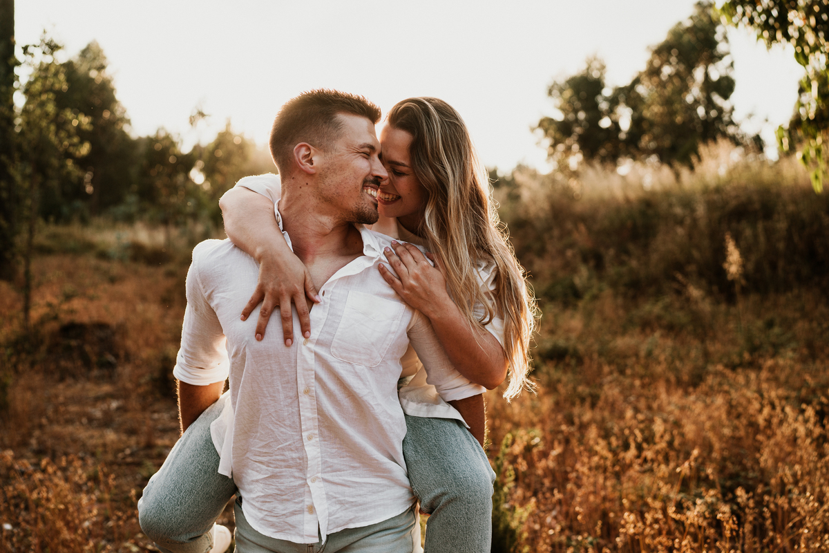 Fabiana & Carlos, sessão de noivado, engagement, elopment, noivos no mato, casal abraçado na mata de cortegaça, noivos em maceda, casal de mão dada, sessão fotografica pôr-do-sol, fotografia casamento.