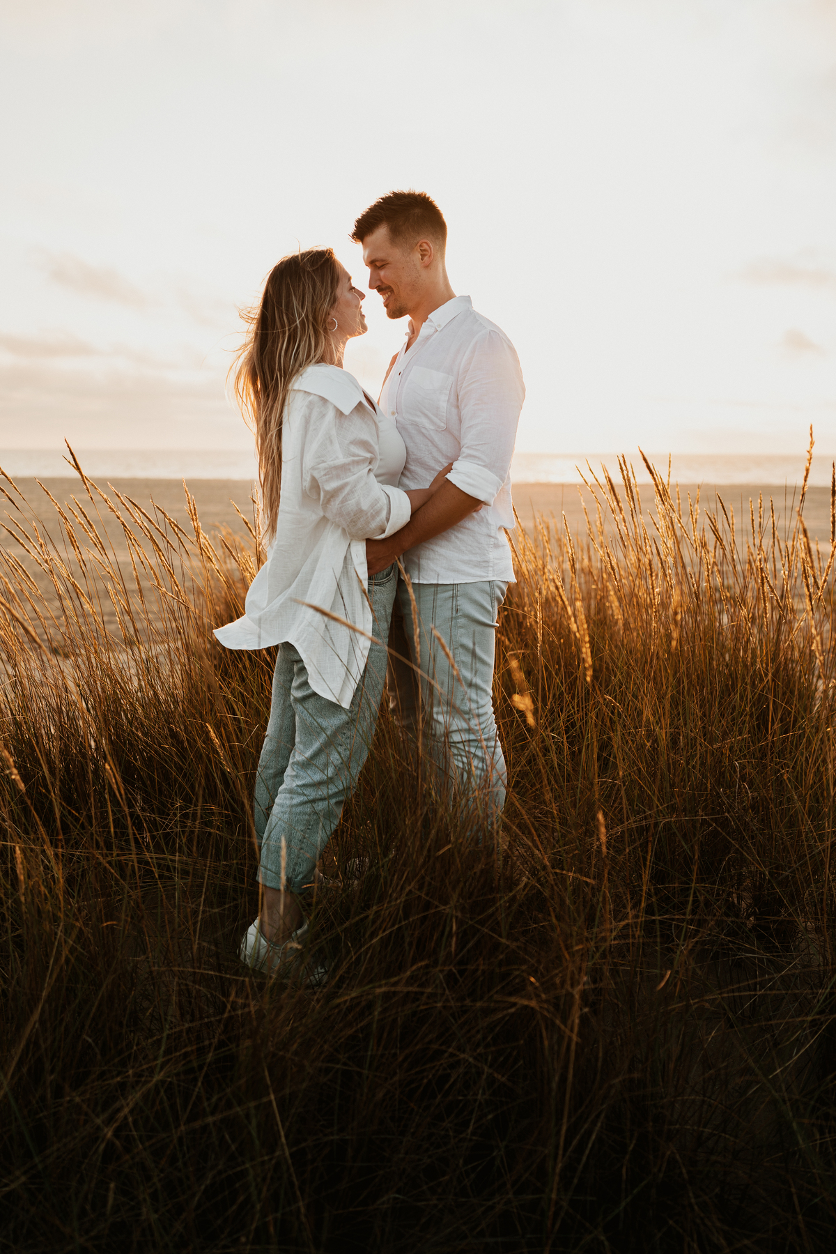Fabiana & Carlos, sessão de noivado, engagement, elopment, noivos no mato, casal abraçado na mata de cortegaça, noivos em maceda, casal de mão dada, sessão fotografica pôr-do-sol, fotografia casamento.
