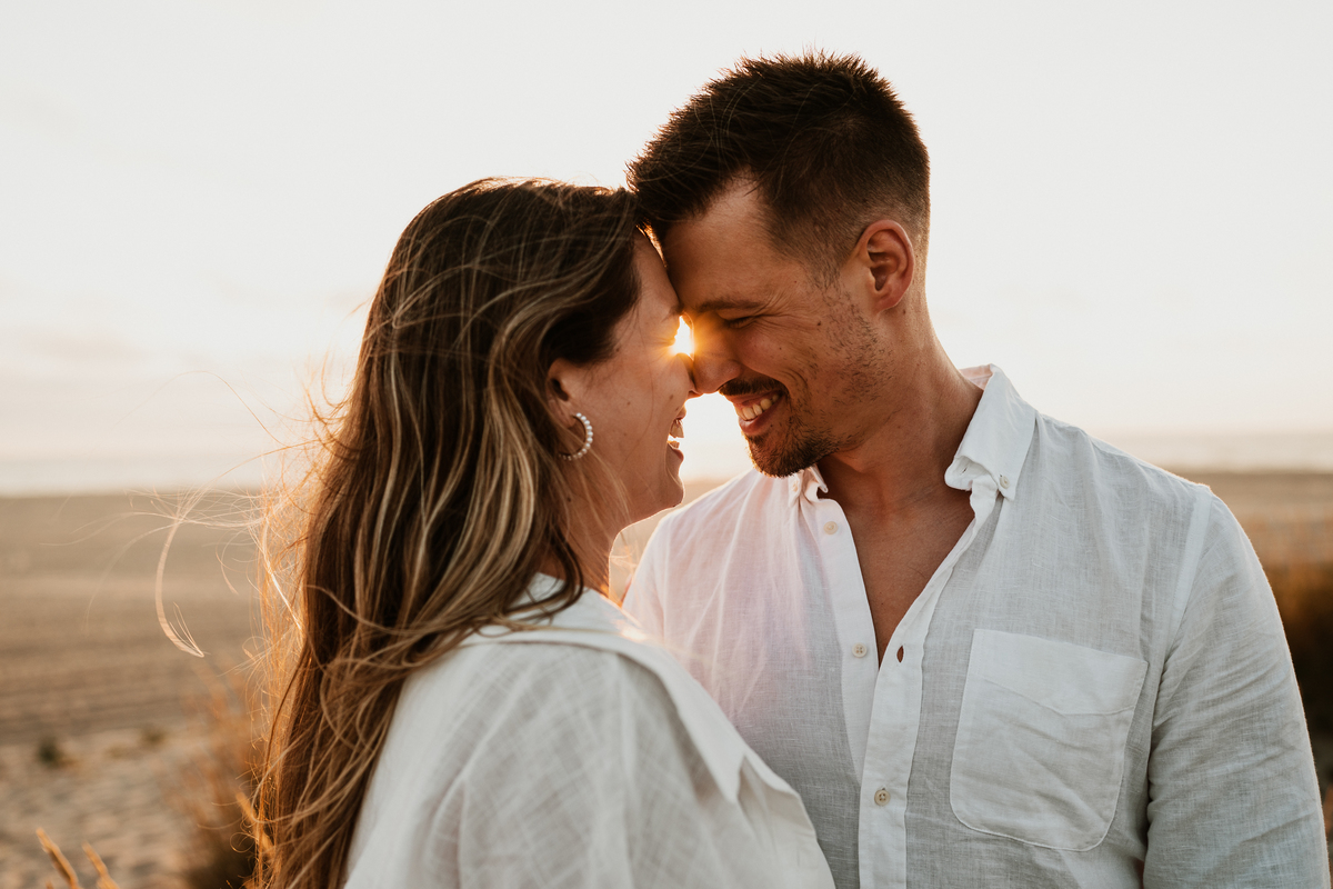 Fabiana & Carlos, sessão de noivado, engagement, elopment, noivos no mato, casal abraçado na mata de cortegaça, noivos em maceda, casal de mão dada, sessão fotografica pôr-do-sol, fotografia casamento.