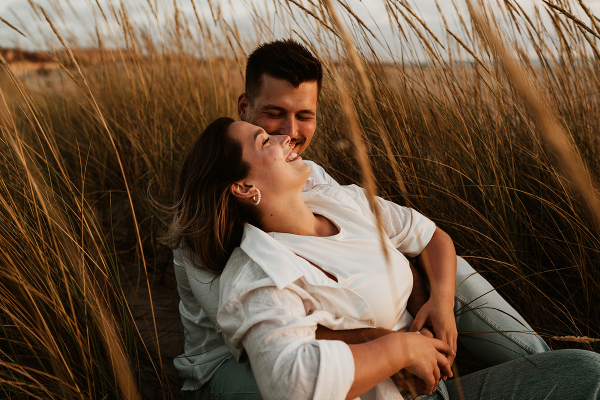 Fabiana & Carlos, sessão de noivado, engagement, elopment, noivos no mato, casal abraçado na mata de cortegaça, noivos em maceda, casal de mão dada, sessão fotografica pôr-do-sol, fotografia casamento.