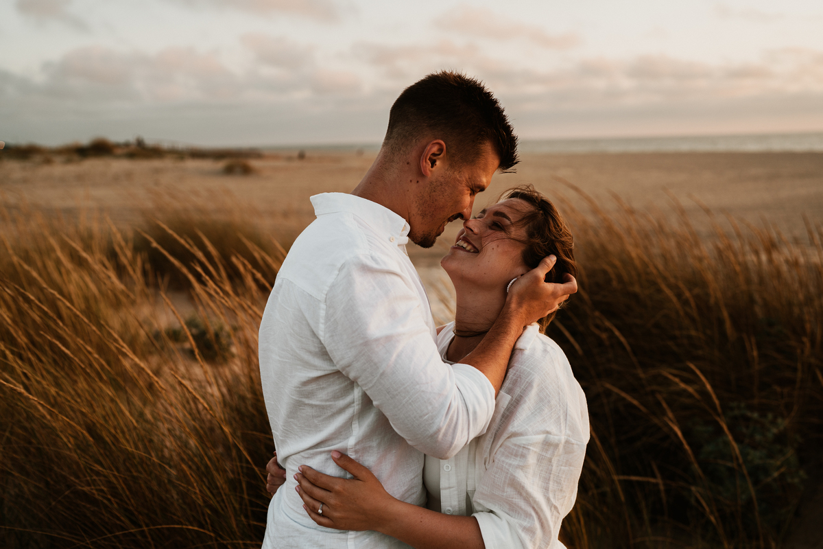 Fabiana & Carlos, sessão de noivado, engagement, elopment, noivos no mato, casal abraçado na mata de cortegaça, noivos em maceda, casal de mão dada, sessão fotografica pôr-do-sol, fotografia casamento.