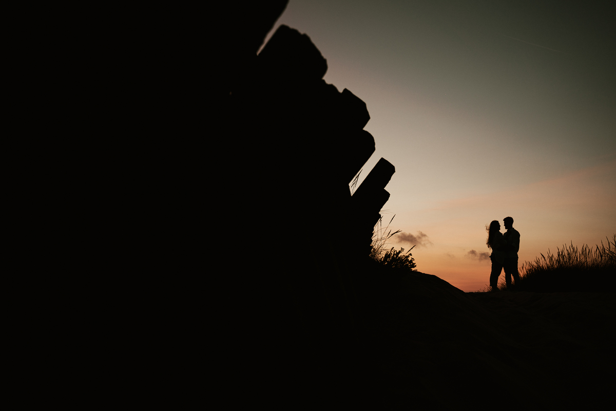Fabiana & Carlos, sessão de noivado, engagement, elopment, noivos no mato, casal abraçado na mata de cortegaça, noivos em maceda, casal de mão dada, sessão fotografica pôr-do-sol, silhueta na praia, fotografia casamento.