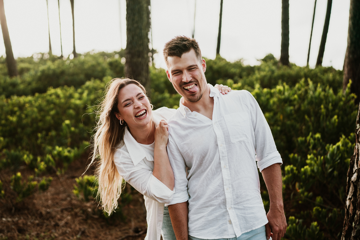 Fabiana & Carlos, sessão de noivado, engagement, elopment, noivos no mato, casal abraçado na mata de cortegaça, noivos em maceda, casal de mão dada, sessão fotografica pôr-do-sol,