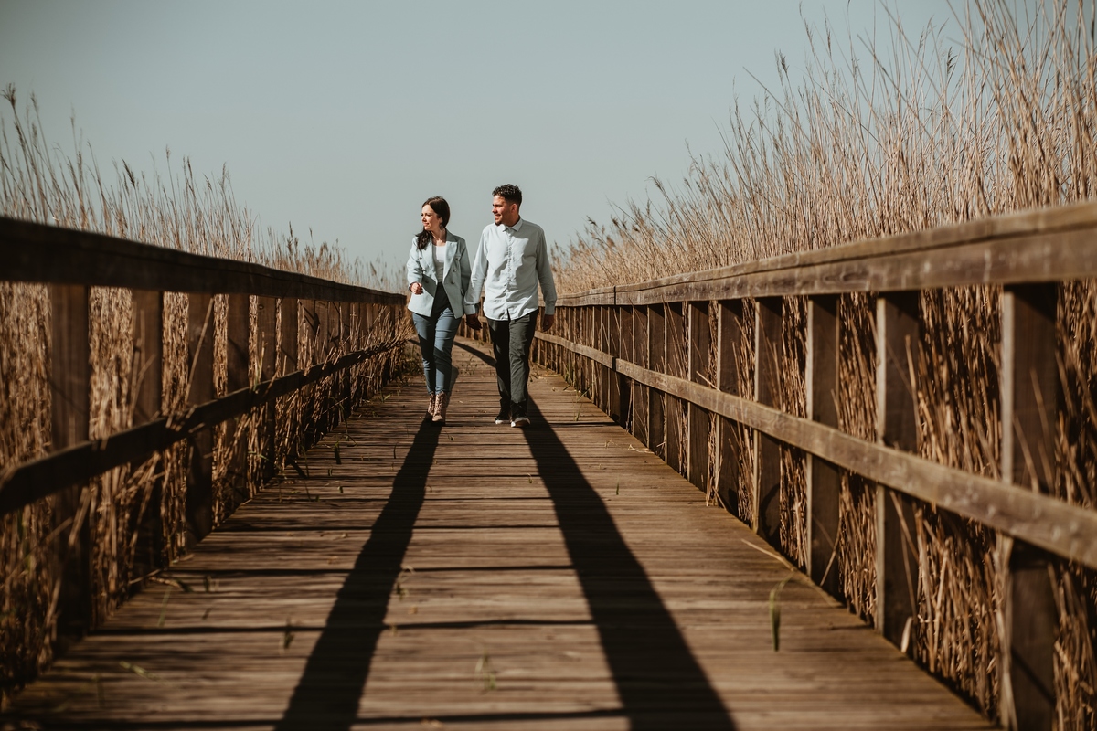 Diana e Christophe, esmoriz, foto casal pôr-so-sol cortegaça, foto casal pôr-so-sol maceda, engagement maceda, sessão engagement na praia, sessão engagement no mato, casal em ponte d emadeira esmoriz, sessão solteiros passadiços, DS STORYTELLERS