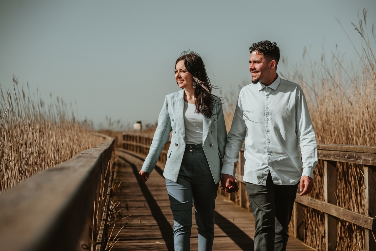 Diana e Christophe, esmoriz, foto casal pôr-so-sol cortegaça, foto casal pôr-so-sol maceda, engagement maceda, sessão engagement na praia, sessão engagement no mato, casal em ponte d emadeira esmoriz, sessão solteiros passadiços, DS STORYTELLERS
