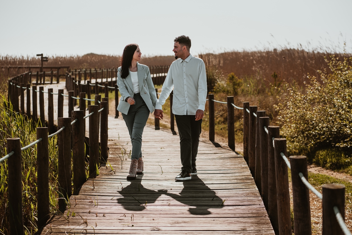 Diana e Christophe, esmoriz, foto casal pôr-so-sol cortegaça, foto casal pôr-so-sol maceda, engagement maceda, sessão engagement na praia, sessão engagement no mato, casal em ponte d emadeira esmoriz, sessão solteiros passadiços, DS STORYTELLERS