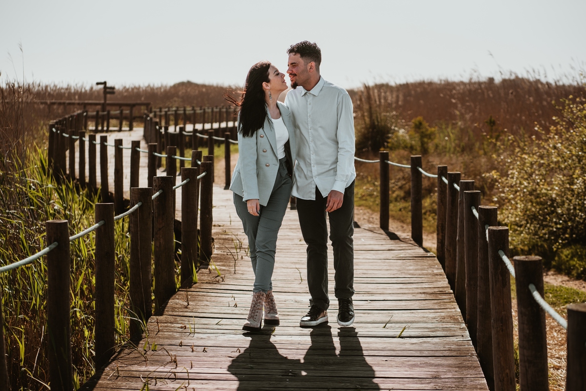 Diana e Christophe, esmoriz, foto casal pôr-so-sol cortegaça, foto casal pôr-so-sol maceda, engagement maceda, sessão engagement na praia, sessão engagement no mato, casal em ponte d emadeira esmoriz, sessão solteiros passadiços, DS STORYTELLERS