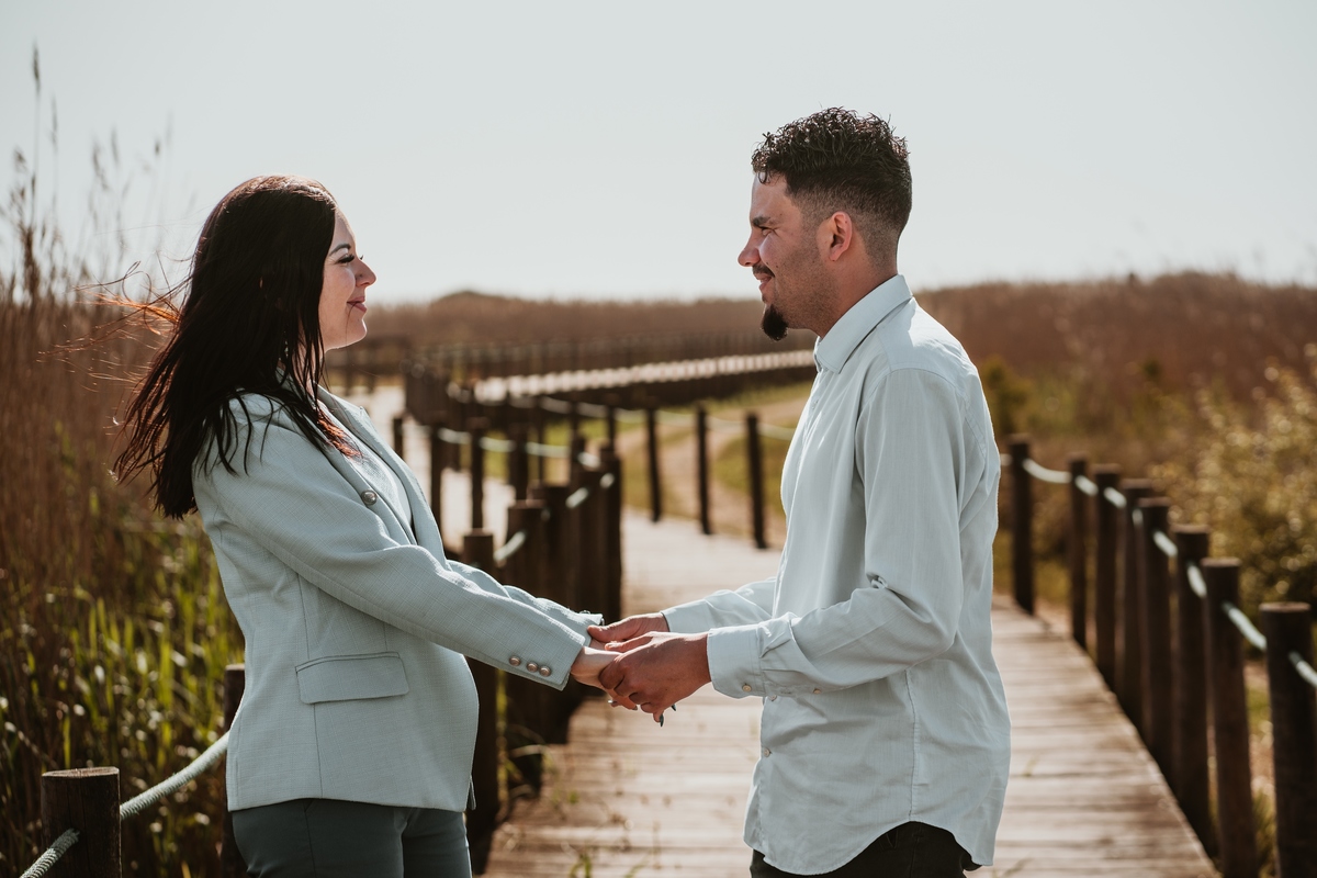 Diana e Christophe, esmoriz, foto casal pôr-so-sol cortegaça, foto casal pôr-so-sol maceda, engagement maceda, sessão engagement na praia, sessão engagement no mato, casal em ponte d emadeira esmoriz, sessão solteiros passadiços, DS STORYTELLERS